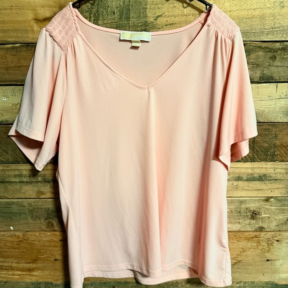 Michael Kors Soft pink blouse
super minor pilling as pictured.
Smoke free home - Picture 1 of 5